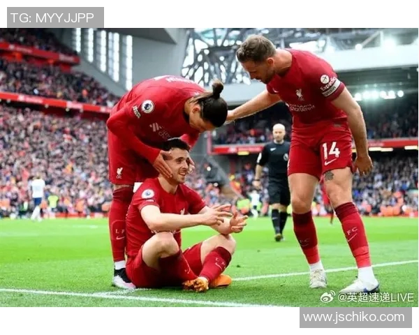 模仿足球明星庆祝动作的趣味挑战活动，尽显球场风采与激情