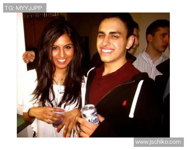 足球明星与女粉丝亲密合影展现温馨瞬间引发热烈讨论